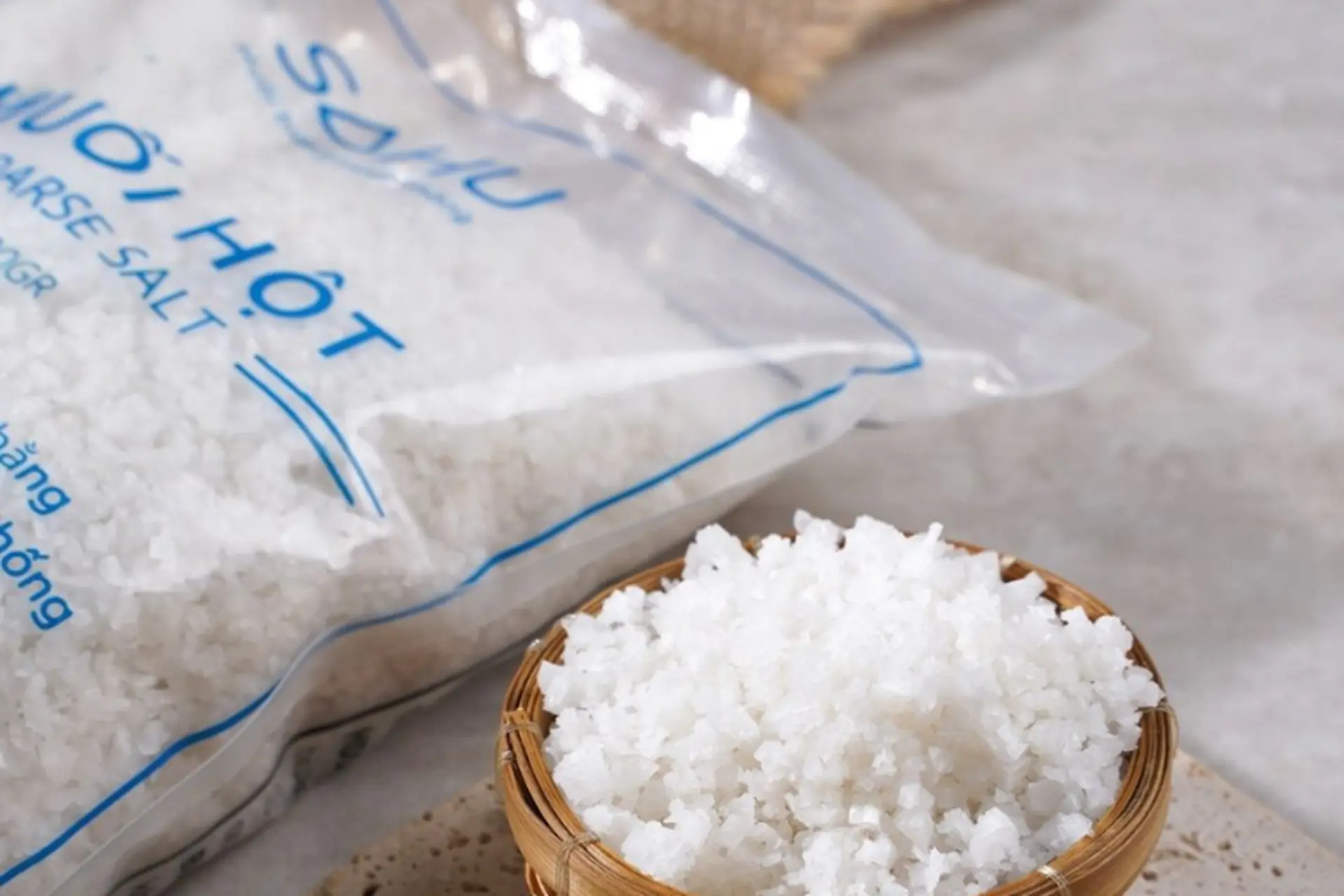 tay-chieu-bi-moc-bang-muoi